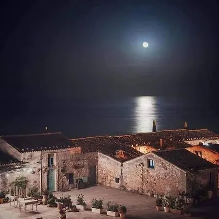 Spacious And Rustic Mediterranean House Marzamemi