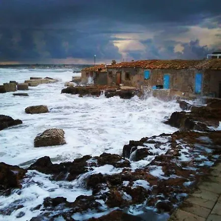 Spacious And Rustic Mediterranean House Marzamemi